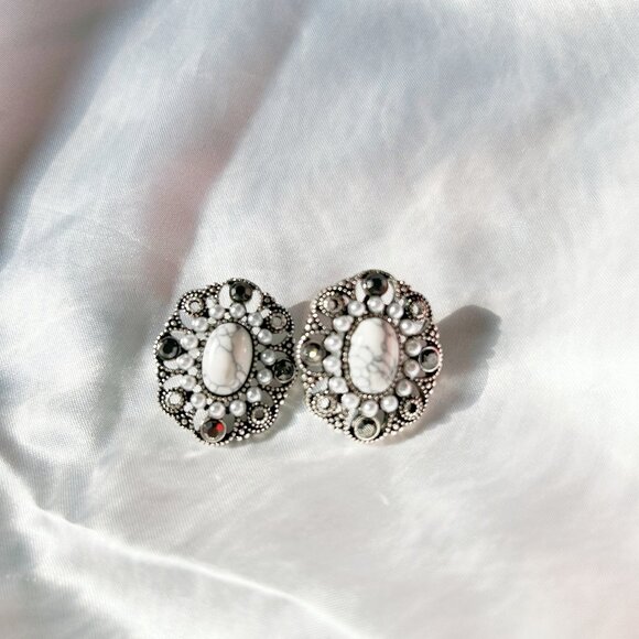 Vintage Inspired Stud Earrings Elegant Baroque Style Pearl & Faux Marble Design - Picture 1 of 3